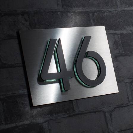 Hausnummernschild mit 3D-Ziffer in Anthrazit