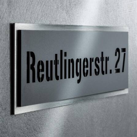 Schild mit Straße & Hausnummer aus Edelstahl in Anthrazit RAL 7016