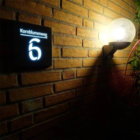 LED-Hausnummernschild in Anthrazit mit Straße