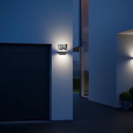 Hausnummernschild aus Edelstahl mit LED-Sensorleuchte von Steinel