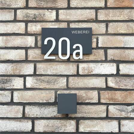Hausnummernschild Anthrazit mit Straße & Ziffer aus Edelstahl