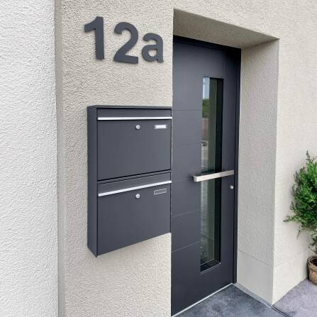 Metzler Zweifach Briefkasten aus Edelstahl | mit austauschbarem Namensschild | RAL7016 Anthrazitgrau | BK212 vertikal