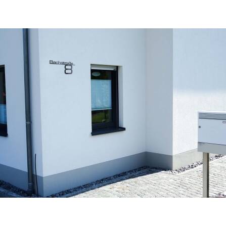 Metzler Edelstahl Schriftzug mit Straße & Hausnummer | RAL 7016 Anthrazitgrau | 600 mm | Bach