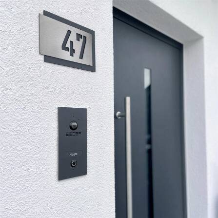 Metzler modernes Hausnummernschild Anthrazit Edelstahl | 171 x 110mm