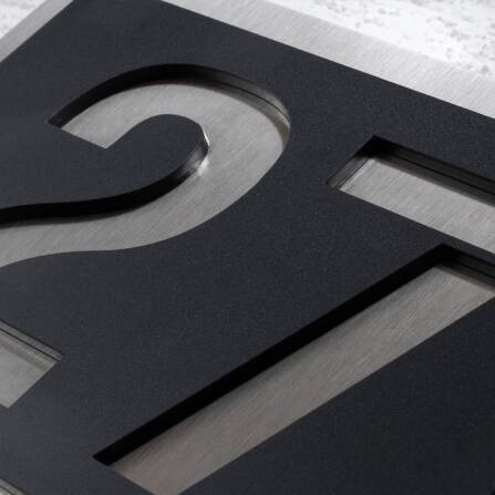 Modernes Hausnummernschild aus Edelstahl in Schwarz