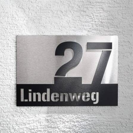 Hausnummernschild aus Edelstahl mit Straße in Schwarz